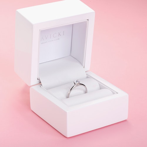 Pierścionek zaręczynowy SAVICKI: białe złoto, biały szafir